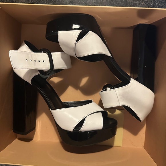 Michael Kors Nellie Runway shoes - Picture 3 of 5